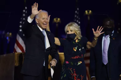 Joe Biden a délivré son premier discours de président éludevant des centaines de partisans réunis dans son fief de Wilmington, dans l'Etat du Delaware. Ici avec son épouse Jill Biden.