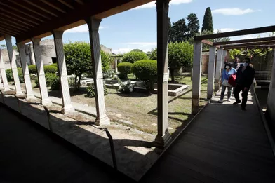 Peu de monde pour le premier jour de réouverture du célèbre site archéologique Pompéi,qui est le deuxième site touristique le plus visité d'Italie, derrière le Colisée de Rome, avec près de quatre millions de visiteurs en 2019.