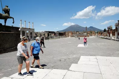 Peu de monde pour le premier jour de réouverture du célèbre site archéologique Pompéi,qui est le deuxième site touristique le plus visité d'Italie, derrière le Colisée de Rome, avec près de quatre millions de visiteurs en 2019.