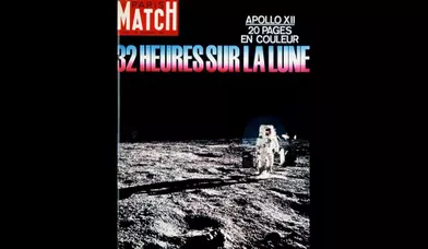 En image, l'un des cosmonautes d'Apollo XII marchant sur la lune. Cette mission est la deuxième à se poser sur la lune. De ce voyage, les trois membres d'équipage ont rapporté 34 kg de roches. 