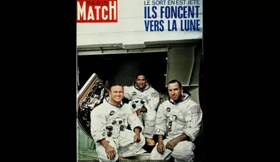 L'équipage d'Apollo VIII, en tenue de cosmonaute, composé (de gauche à droite) de Frank Borman, 40 ans, Colonel U.S. Air Force, de William Anders, 35 ans, Major U.S. Air Force, et de Jim Lovell, 40 ans, Capitaine de vaisseau U.S. Navy.
