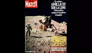 Le 26 juillet 1971, Apollo XV quitta le centre spatial Kennedy pour un nouveau voyage lunaire. Pour la première fois, l'équipage était équipé d'un rover lunaire, pratique comme outil d'exploration et pour transporter les échantillons. Ici, un astronaute foule le sol lunaire à côté du drapeau américain.