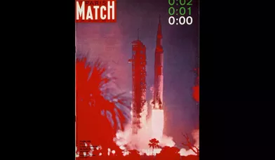Photographie infrarouge du lancement d'Apollo XI vers la Lune le 16 juillet 1969 à 13 heures 32. Cette mission spatiale accomplit la promesse du président John F. Kennedy qui voulait faire marcher un homme sur la Lune avant la fin des années 1960. 
