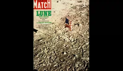 En arrivant sur le sol lunaire, l'équipage d'Apollo 11 a érigé le drapeau américain pour marquer les premiers des hommes sur la Lune.