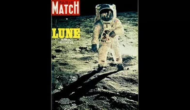 Le 21 juillet, Edwin «Buzz» Aldrin est photographié par Neil Amstrong entrain de fouler le sol lunaire. 
