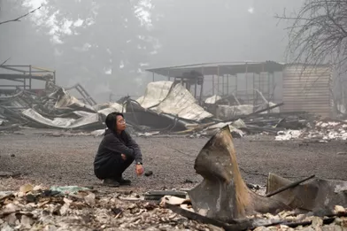 Une femme contemple les restes de la propriété de ses proches, brûlée par l'incendie d'Estacada, Oregon.