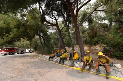 Lespompiers se reposent après qu'une évacuation a été ordonnée pour les résidents d'Arcadia en raison de l'incendie de Bobcat, en Californie.