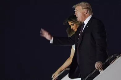 Donald et Melania Trump descendant d'Air Force One, le 20 novembre 2018.