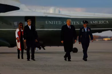 Donald, Melania et Barron Trump avant d'embarquer à bord d'Air Force One, le 20 novembre 2018.