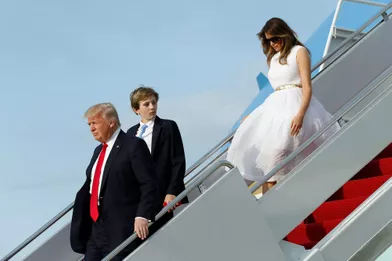 Donald, Melania et Barron Trump à leur descente d'Air Force One, le 16 avril 2017.