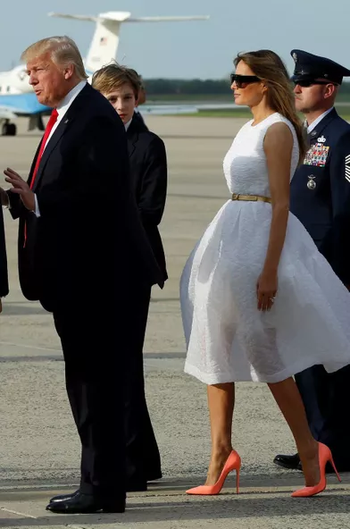 Donald, Melania et Barron Trump à leur descente d'Air Force One, le 16 avril 2017.