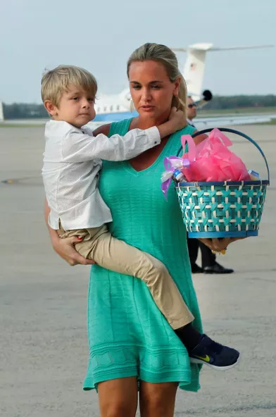Vanessa Trump et son filsà leur descente d'Air Force One, le 16 avril 2017.
