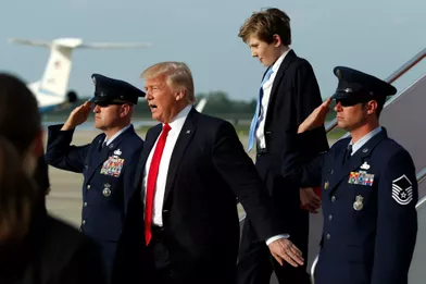 Donald et Barron Trump à leur descente d'Air Force One, le 16 avril 2017.