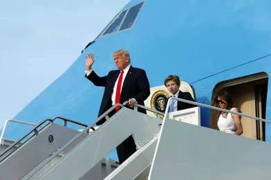 Donald et Barron Trump à leur descente d'Air Force One, le 16 avril 2017.