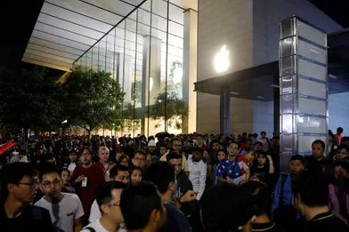 La foule patiente à Singapour avant l'ouverture de l'Apple Store pour le lancement de l'iPhone X, vendredi.