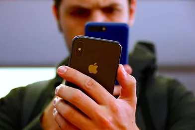 A Sydney, en Australie, un client photographie un iPhone X avec un iPhone 7, sorti l'an dernier.