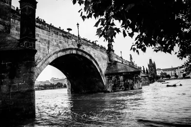 La crue de laVltava a noyé la banlieue de Prague, lundi et mardi, après les pluies diluviennes du week-end. Le dernier bilan fait état de 11 morts dont six en République Tchèque. Les digues métalliques mises en place après les inondations de 2002ont permis de préserver lequartier historique de Prague,ville classée au patrimoine mondial de l'Unesco.