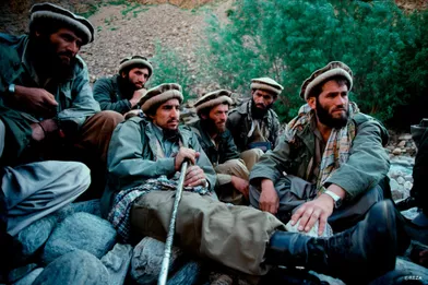 Le 9 septembre 2001, le commandant Massoud était abattu par deux hommes déguisés en journalistes. C’était il y a douze ans jour pour jour. Le grand photographe français d’origine iranienne, Reza, prépare un livre numérique sur celui qui a combattu les Soviétiques avant de s’opposer aux talibans, sur le chef de guerre qui n’a connu que le fracas des batailles mais n’a jamais cessé de rêver à la paix, sur l’homme «simple et chaleureux» qui a été son ami pendant seize ans. Pour financer ce beau projet intitulé «Massoud, guerrier de la paix», Reza lance une opération de collecte de fonds en ligne du 9 septembre au 23 octobre 2013 sur la plateforme de financement participatif KissKissBankBank.com . Voici quelques-unes des images qui y figureront.La présentation du projet sur Kisskissbankbank: www.kisskissbankbank.com/massoud-guerrier-de-la-paix-par-rezaLe site de Reza: www.rezaphoto.orgCi-dessus: Afghanistan. Vallée du Pandjchir, 1985. Le commandant Massoud avec un groupe de moudjahidines pendant la guerre d’Afghanistan (1979-1989).