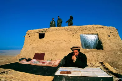 Le 9 septembre 2001, le commandant Massoud était abattu par deux hommes déguisés en journalistes. C’était il y a douze ans jour pour jour. Le grand photographe français d’origine iranienne, Reza, prépare un livre numérique sur celui qui a combattu les Soviétiques avant de s’opposer aux talibans, sur le chef de guerre qui n’a connu que le fracas des batailles mais n’a jamais cessé de rêver à la paix, sur l’homme «simple et chaleureux» qui a été son ami pendant seize ans. Pour financer ce beau projet intitulé «Massoud, guerrier de la paix», Reza lance une opération de collecte de fonds en ligne du 9 septembre au 23 octobre 2013 sur la plateforme de financement participatif KissKissBankBank.com . Voici quelques-unes des images qui y figureront.La présentation du projet sur Kisskissbankbank: www.kisskissbankbank.com/massoud-guerrier-de-la-paix-par-rezaLe site de Reza: www.rezaphoto.org
