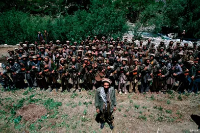 Le 9 septembre 2001, le commandant Massoud était abattu par deux hommes déguisés en journalistes. C’était il y a douze ans jour pour jour. Le grand photographe français d’origine iranienne, Reza, prépare un livre numérique sur celui qui a combattu les Soviétiques avant de s’opposer aux talibans, sur le chef de guerre qui n’a connu que le fracas des batailles mais n’a jamais cessé de rêver à la paix, sur l’homme «simple et chaleureux» qui a été son ami pendant seize ans. Pour financer ce beau projet intitulé «Massoud, guerrier de la paix», Reza lance une opération de collecte de fonds en ligne du 9 septembre au 23 octobre 2013 sur la plateforme de financement participatif KissKissBankBank.com . Voici quelques-unes des images qui y figureront.La présentation du projet sur Kisskissbankbank: www.kisskissbankbank.com/massoud-guerrier-de-la-paix-par-rezaLe site de Reza: www.rezaphoto.orgCi-dessus: Afghanistan. Vallée du Pandjchir, juin 1985. Recrutement de jeunes moudjahidines au service de la résistance contre l’envahisseur soviétique.