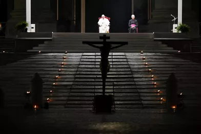 Le pape François a assisté vendredi au rite du &quot;Chemin de Croix&quot; sur une place Saint-Pierre de Rome vide