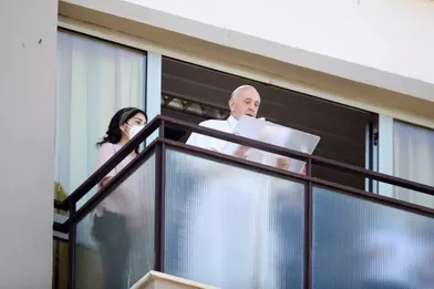 Depuis un balcon de l'hôpital Gemilli à Rome, le pape François salue des fidèles, le 11 juillet 2021.