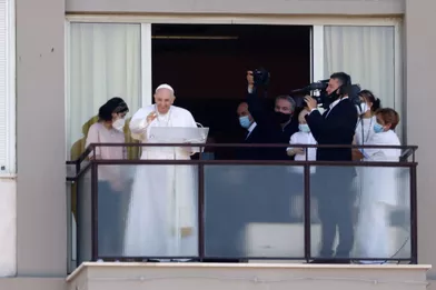 Depuis un balcon de l'hôpital, le pape François salue des fidèles, le 11 juillet 2021.