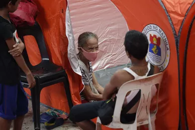 Des personnes évacuées dans un centre installé à Manille, aux Philippines, dimanche.