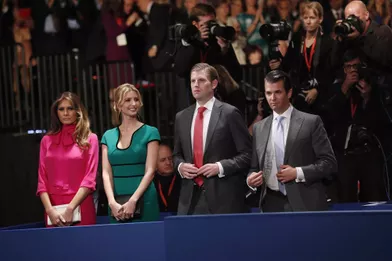 Melania Trump, Ivanka Trump, Eric Trump et Donald Trump Jr lors du deuxième débat présidentiel à Saint-Louis, dans le Missouri, le 9 octobre 2016.