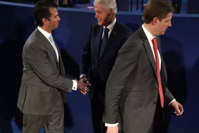 Donald Trump Jr, Bill Clinton et Eric Trumplors du deuxième débat présidentiel à Saint-Louis, dans le Missouri, le 9 octobre 2016.