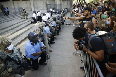 Les forces de l'ordre affichent leur solidarité en mettant un genou à terre à Philadelphie