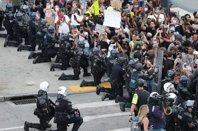 Des policiers mettent un genou à terre en signe de solidarité àAtlanta