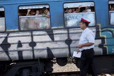 Cinq cents migrants entassés dans trois wagons vont atteindre la frontière serbe en plus de cinq heures.