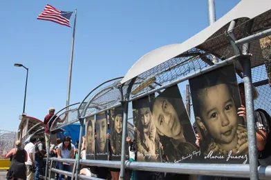 Des membres duHope Border Institute montrent les photos des enfants morts en tentant de rejoindre les Etats-Unis, le long de la frontière mexicaine à Ciudad Juarez, en juin 2019.