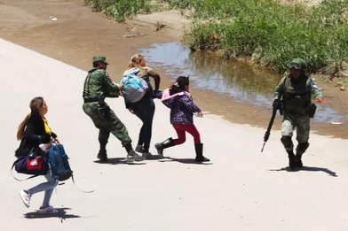 Des policiers mexicains arrêtent une famille qui tentait de traverser le Rio Grande à Ciudad Juarez, en juin 2019.