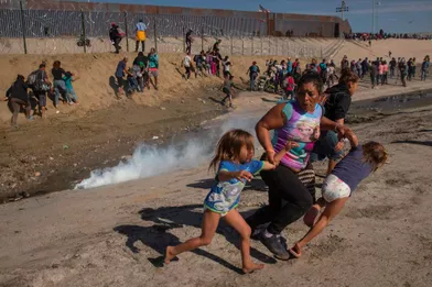 Maria Meza, 40 ans, fuit avec ses jumeaux de 5 ans Saira et Cheili alors que les autorités mexicaines tirent des gaz lacrymogènes, à Tijuana, en novembre 2018. L'image a valu au photographeKim Kyung-hoon de remporter le prix Pulitzer dans la catégorie «photo d'actualité».