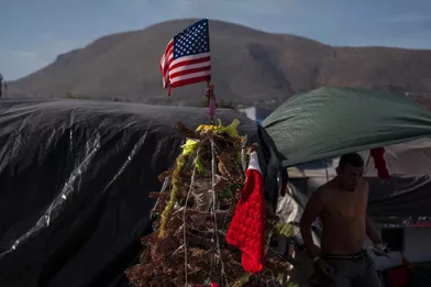 Un sapin de Noël avec le drapeau américain installé dans un camp provisoire pour les migrants centraméricains àEl Barretal, au Mexique, en décembre 2018.