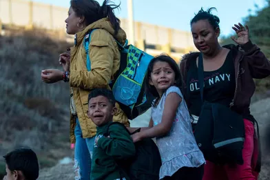 Des migrants se rendent à la police aux frontières àPlayas de Tijuana, au Mexique, en décembre 2018.
