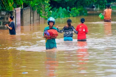 Des inondations et crues soudaines dans le sillage des pluies torrentielles provoquées par le cyclone tropical Seroja ont semé le chaos dans les zones situées entre Florès, en Indonésie, et le Timor oriental, poussant des milliers de personnes à rechercher un abri dans des centres d'accueil.