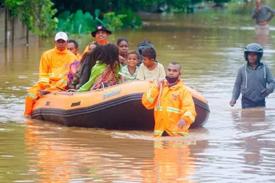 Le déluge a fait déborder des réservoirs d'eau et inondé des milliers de maisons, alors que les secouristes s'efforçaient de porter assistance aux sinistrés.