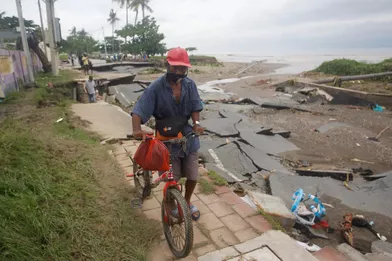 Les pluies diluviennes devraient se poursuivre mardi, avec des vagues atteignant six mètres de haut, selon l'agence indonésienne de gestion des catastrophes.