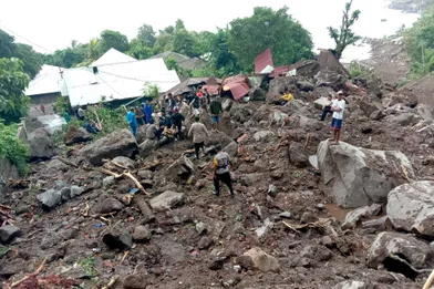 &quot;La boue et la météo constituent un gros défi, de même que les débris qui s'amoncellent et rendent les recherches difficiles&quot;, a déclaré Raditya Djati, porte-parole de l'agence de gestion des catastrophes.