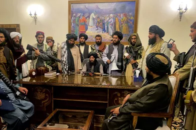 Les nouveaux maîtres du pays au bureau du président Ashraf Ghani, qui a fui au Tadjikistan le jour même. Le 15 août à Kaboul.