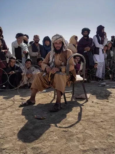 Un taliban monte la garde devant l’aéroport de Kandahar pour empêcher les pillages. Le 14 août.
