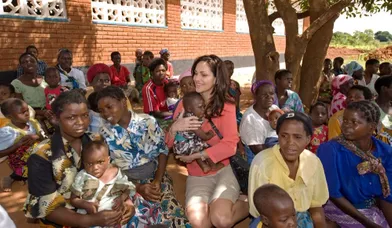 En avril 2009, Tasha s’assoit à l’africaine parmi les malades qui attendent l’unitémobile de sa clinique, située à une heure de route.