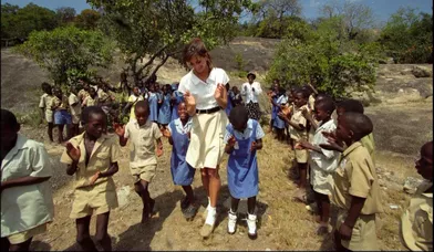 En juin 1998, dans une école de Bulawayo,« Lieu du massacre » en langue locale, Tasha retrouvait les uniformes et les anciens jeux des cours de récréation.