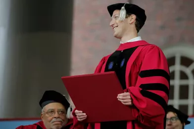 Mark Zuckerberg a enfin reçu son diplôme d'Harvard, le 25 mai 2017.