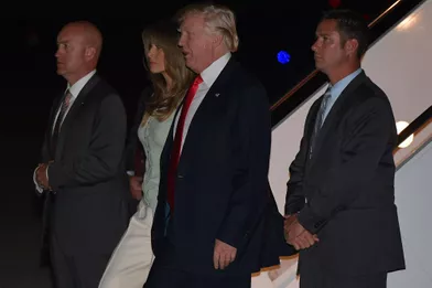 Melania et Donald Trump à leur descente d'Air Force One, le 27 mai 2017.