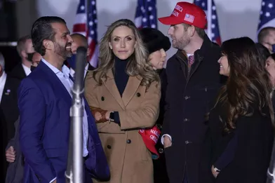 Donald Trump Jr, Lara et Eric Trump et Kimberly Guilfoyle à Kenosha, dans le Wisconsin, le 2 novembre 2020.