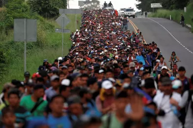 Des migrants escortés par la police après avoir passé la frontière mexicaine à Ciudad Hidalgo, le 2 novembre. Ils ont déjà traversé le Guatemala et parcouru plus de 700 kilomètres